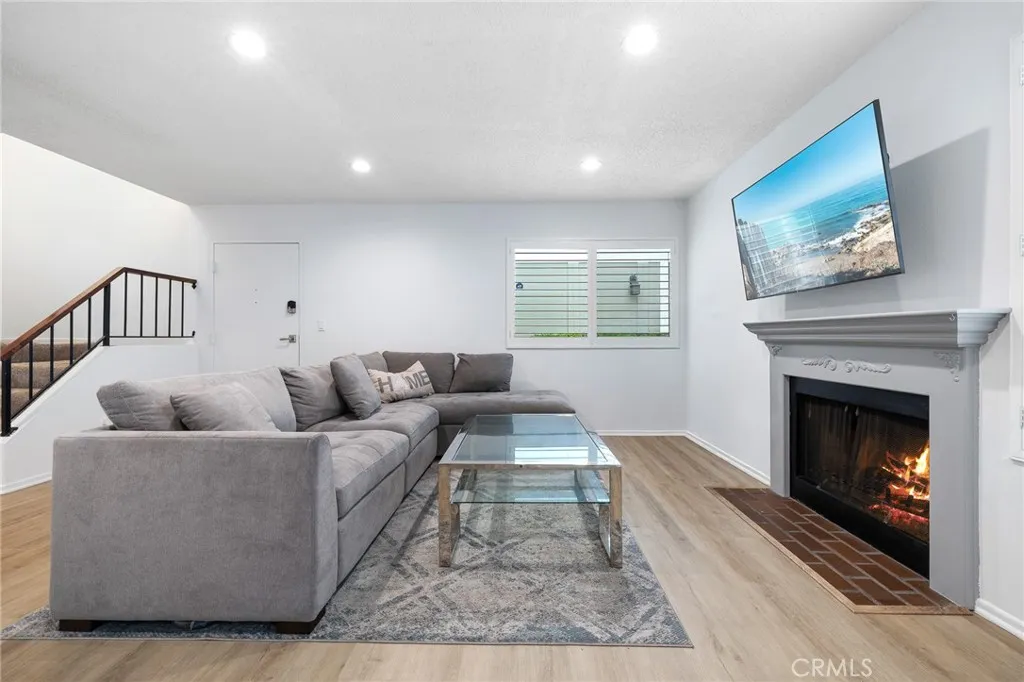 27114 Hidaway Avenue 3, Santa Clarita, California 91351 home-pic-1