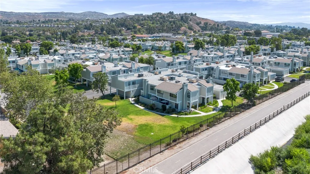 27114 Hidaway Avenue 3, Santa Clarita, California 91351 home-pic-28