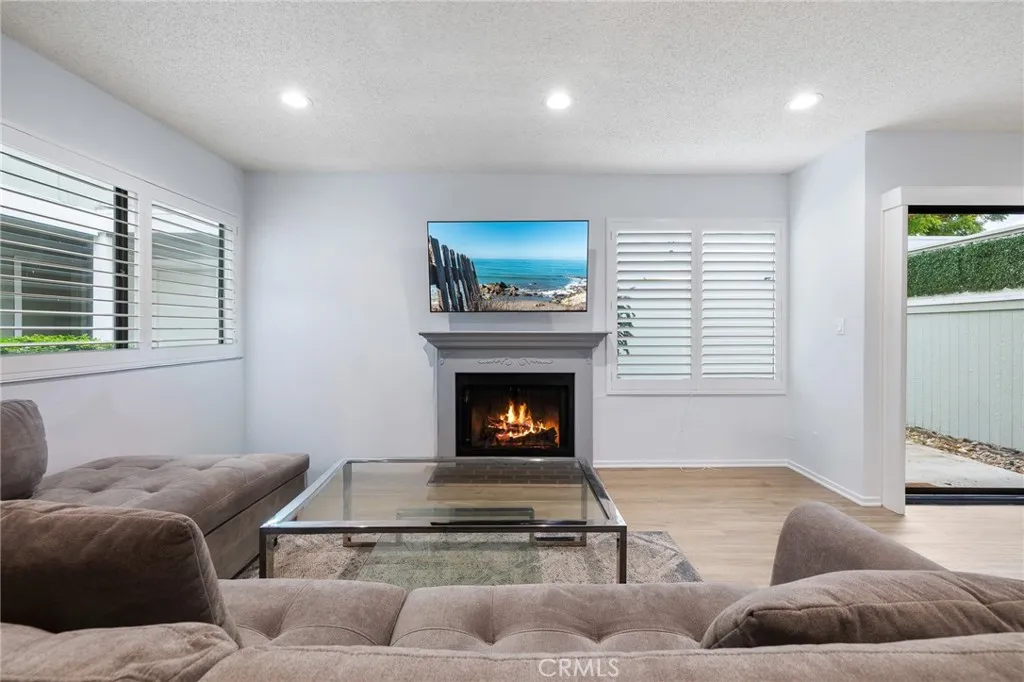 27114 Hidaway Avenue 3, Santa Clarita, California 91351 home-pic-0