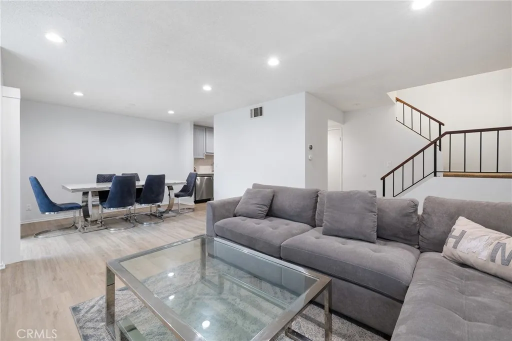 27114 Hidaway Avenue 3, Santa Clarita, California 91351 home-pic-2