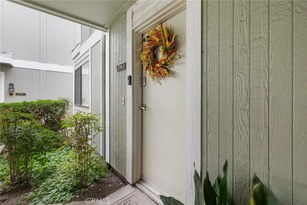 27114 Hidaway Avenue 3, Santa Clarita, California 91351 home-pic-24