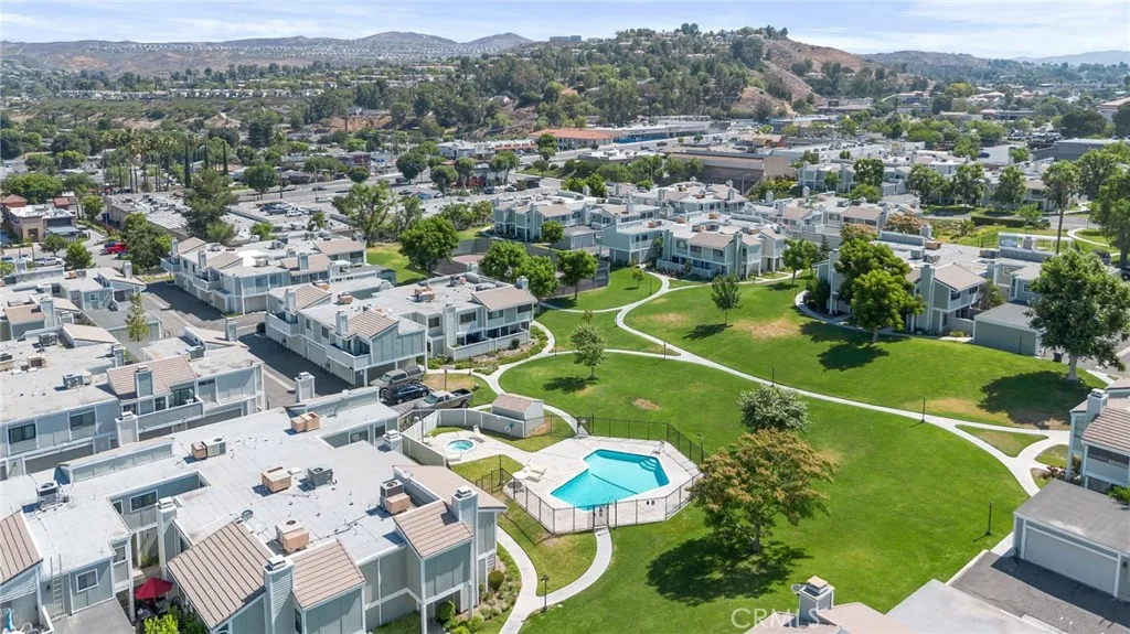 27114 Hidaway Avenue 3, Santa Clarita, California 91351 home-pic-27