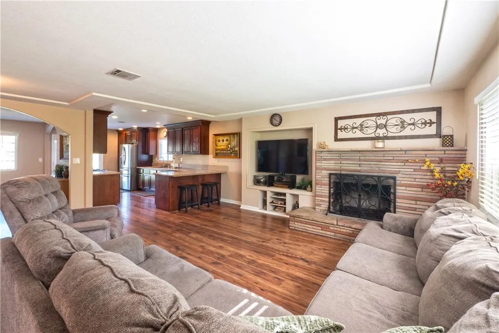 11665 Valverda, Riverside, California 92505 home-pic-1