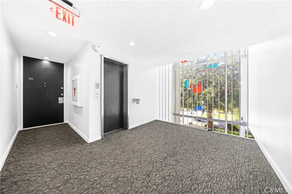 1550 N Laurel Avenue N 203, Los Angeles, California 90046 home-pic-43