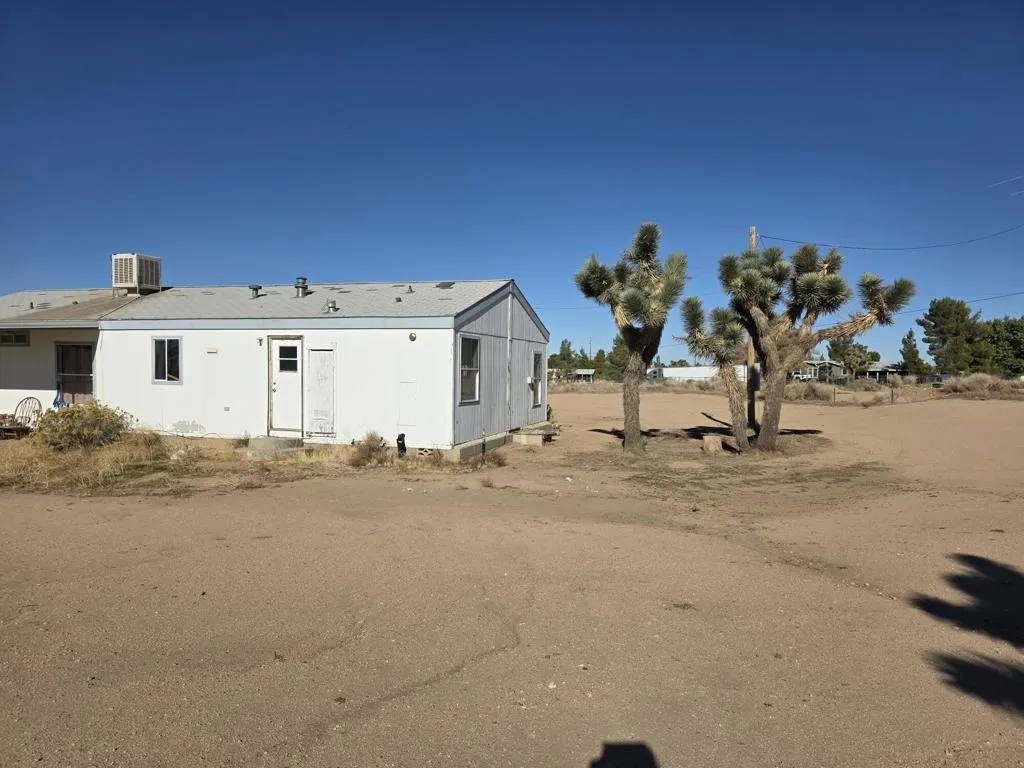 9572 Smith Road, Phelan, California 92371 home-pic-39