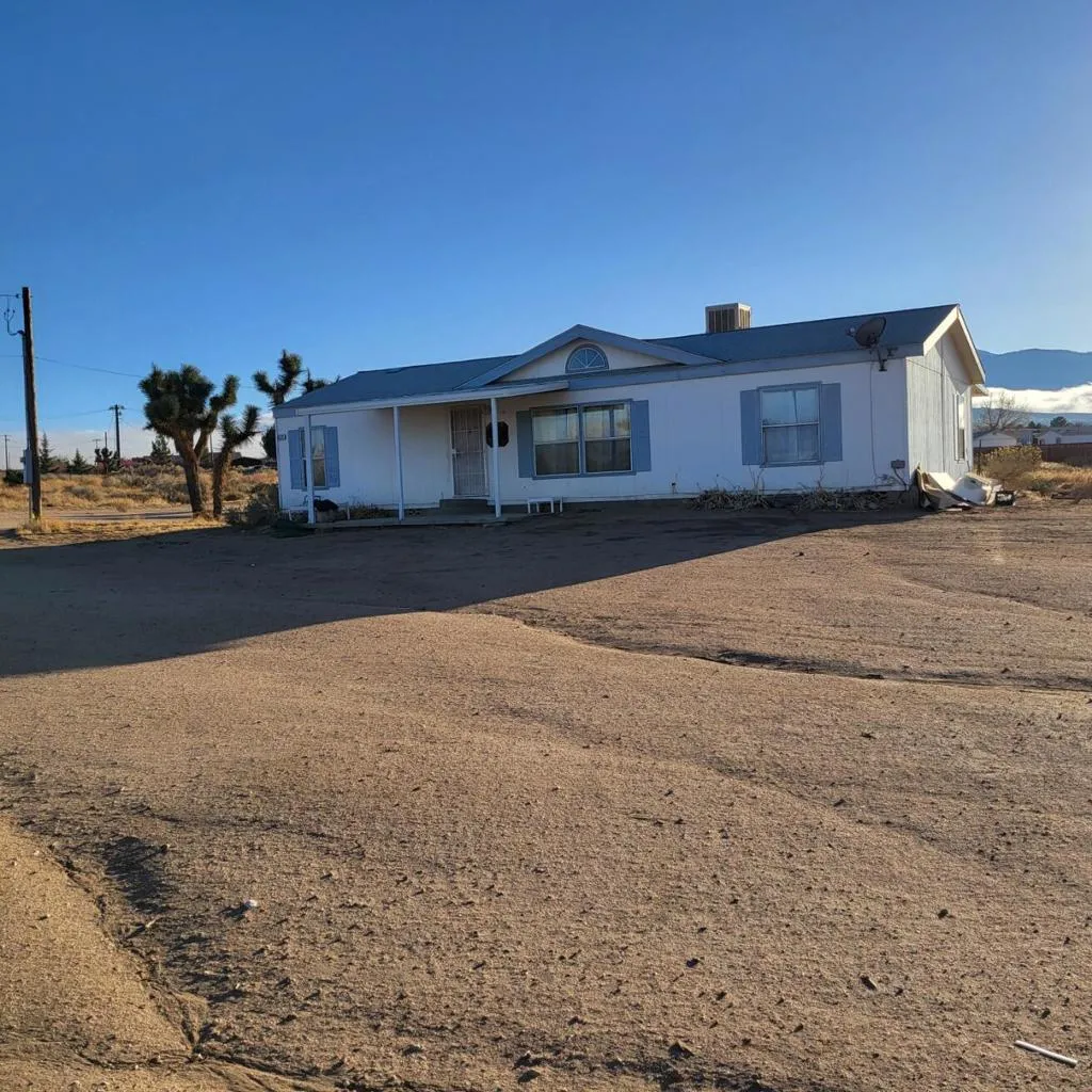 9572 Smith Road, Phelan, California 92371 home-pic-2