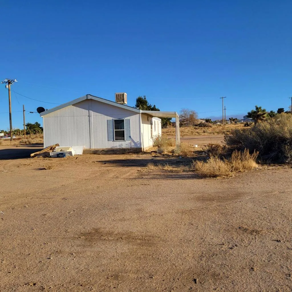 9572 Smith Road, Phelan, California 92371 home-pic-16
