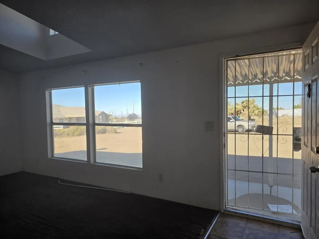 9572 Smith Road, Phelan, California 92371 home-pic-6