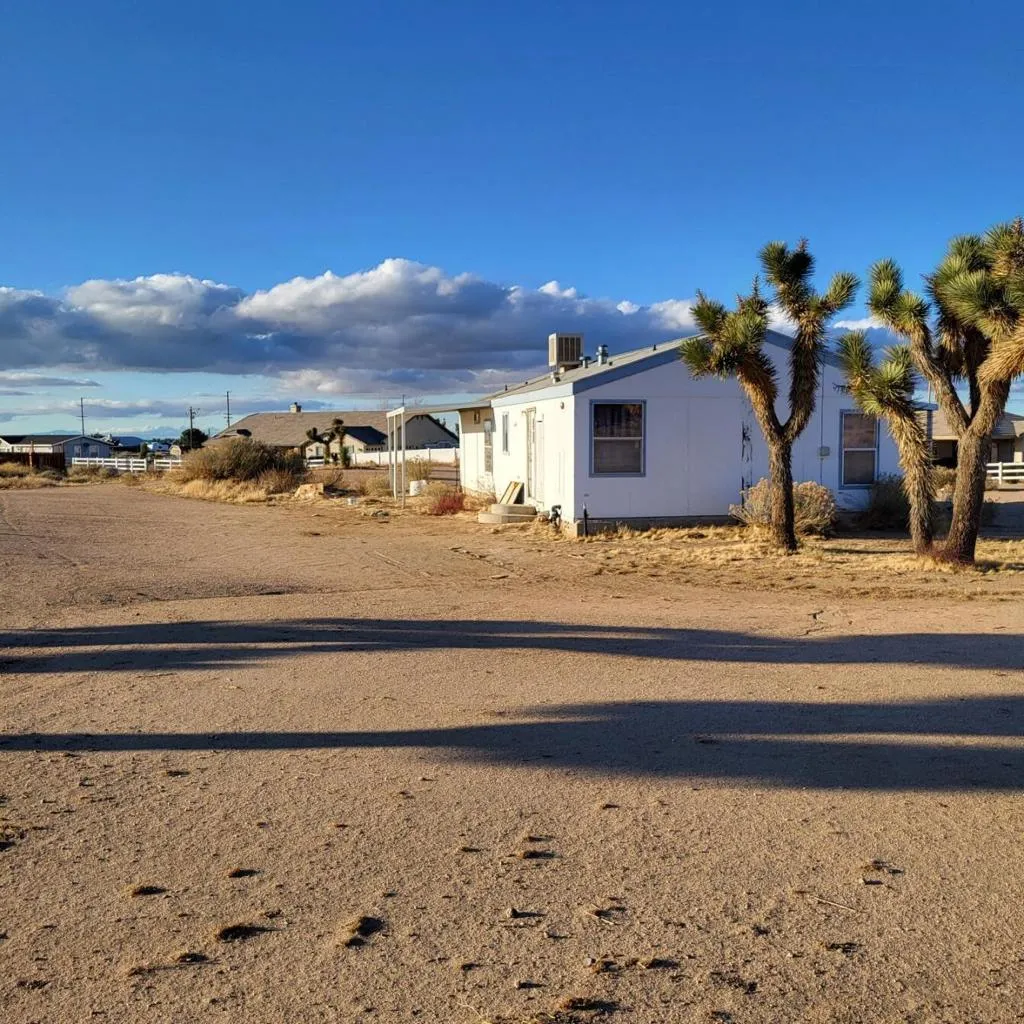 9572 Smith Road, Phelan, California 92371 home-pic-3