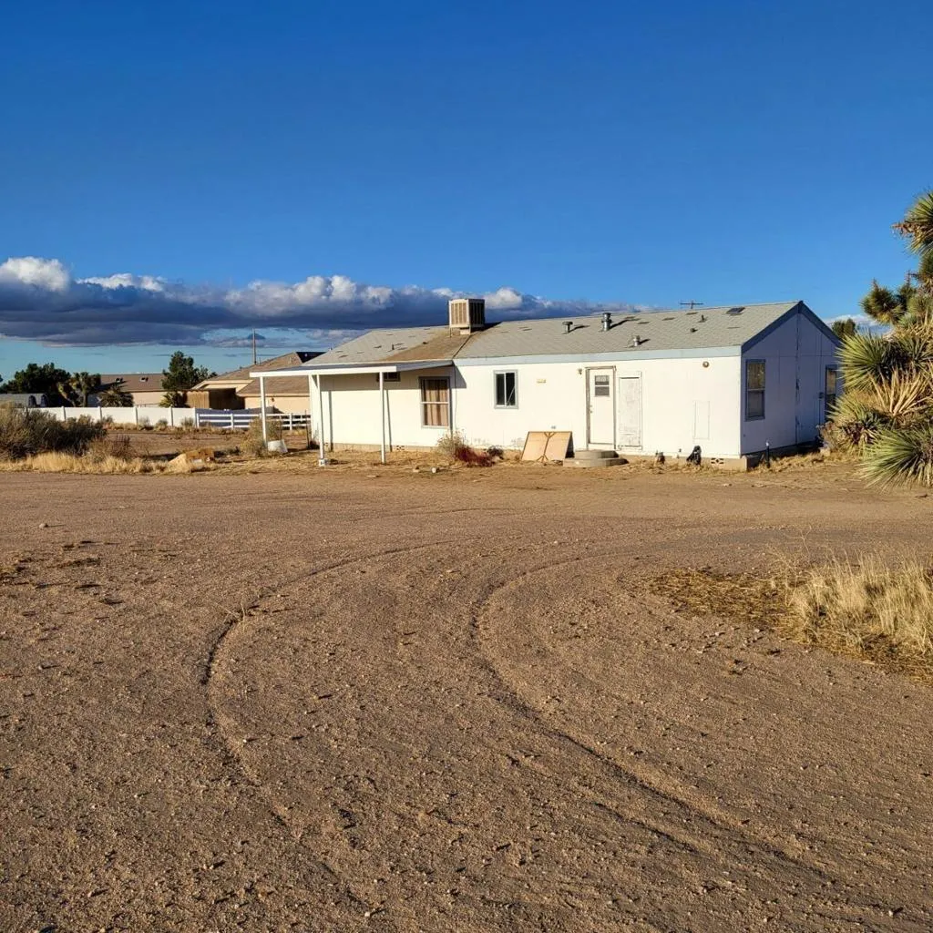 9572 Smith Road, Phelan, California 92371 home-pic-15