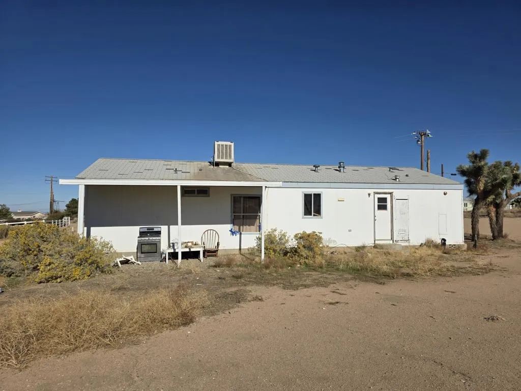 9572 Smith Road, Phelan, California 92371 home-pic-38