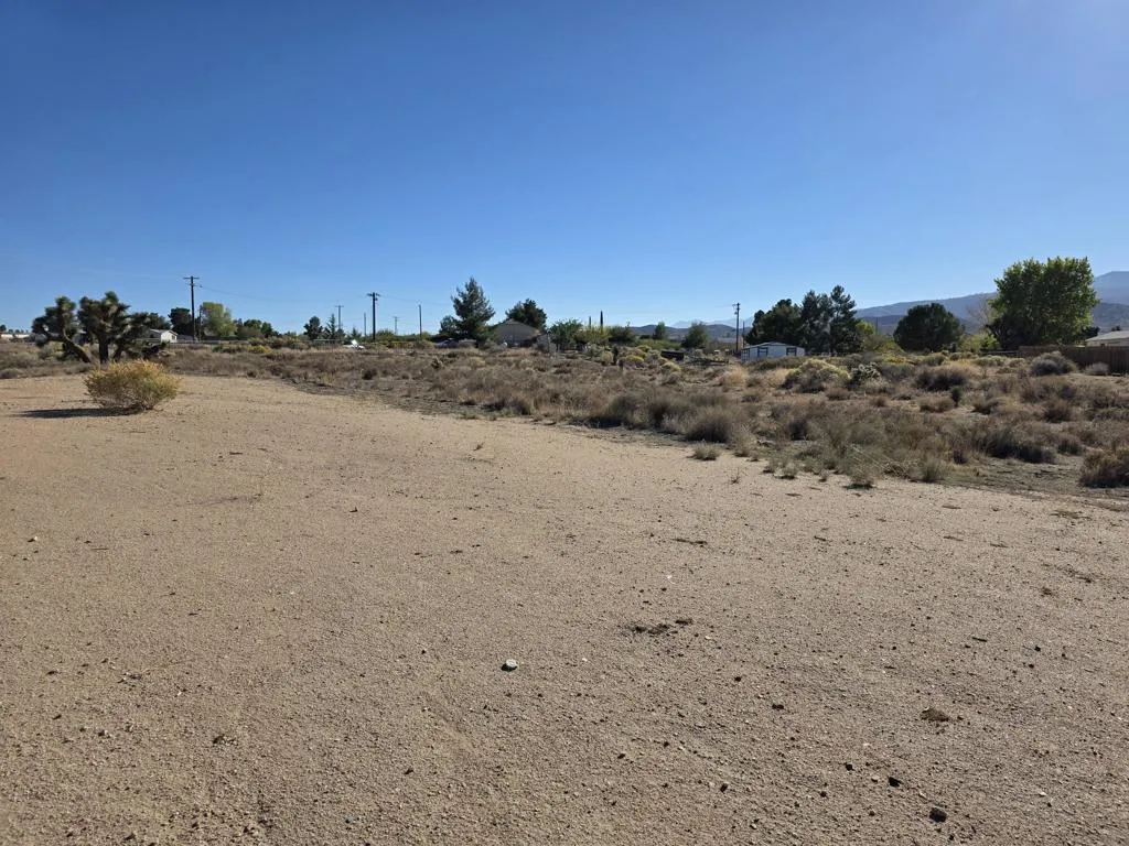9572 Smith Road, Phelan, California 92371 home-pic-36