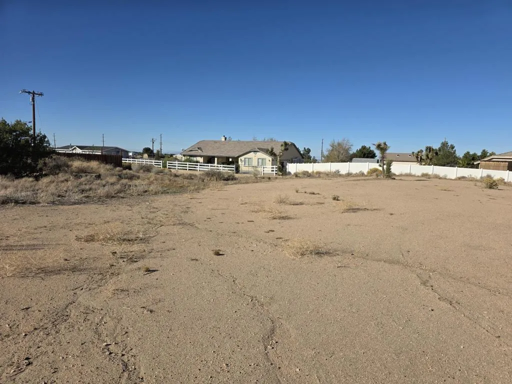 9572 Smith Road, Phelan, California 92371 home-pic-37