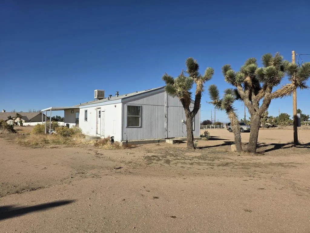 9572 Smith Road, Phelan, California 92371 home-pic-40