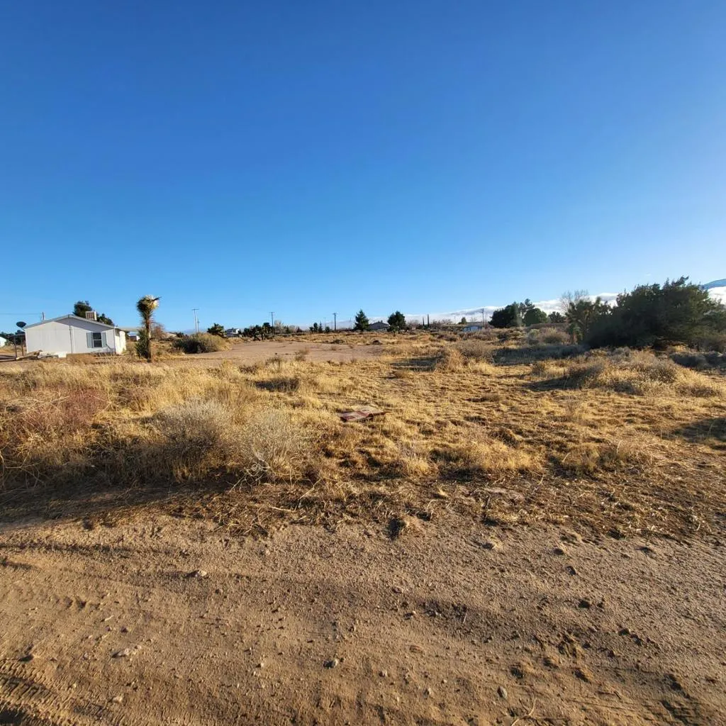 9572 Smith Road, Phelan, California 92371 home-pic-17