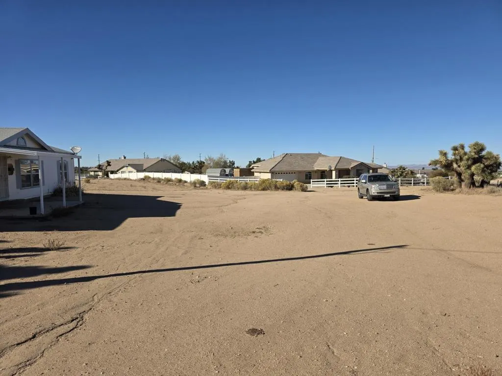 9572 Smith Road, Phelan, California 92371 home-pic-5
