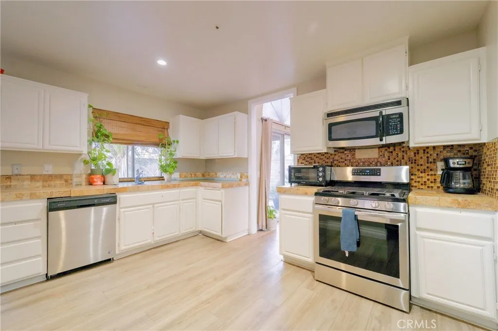 13584 Sutter Court, Fontana, California 92336 home-pic-18
