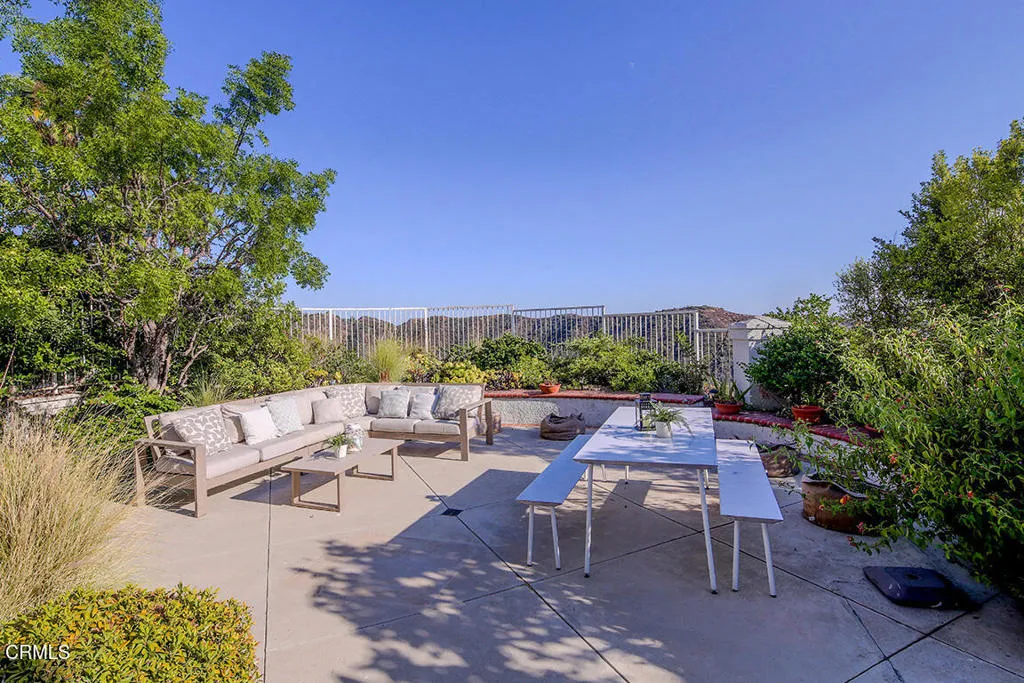 925 Calle Del Pacifico, Glendale, California 91208 home-pic-46