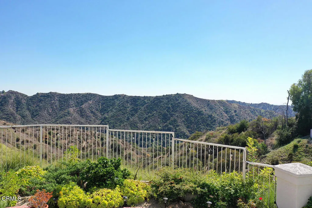 925 Calle Del Pacifico, Glendale, California 91208 home-pic-37