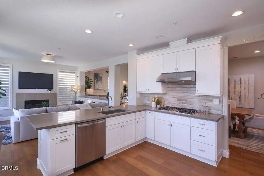 925 Calle Del Pacifico, Glendale, California 91208 home-pic-15