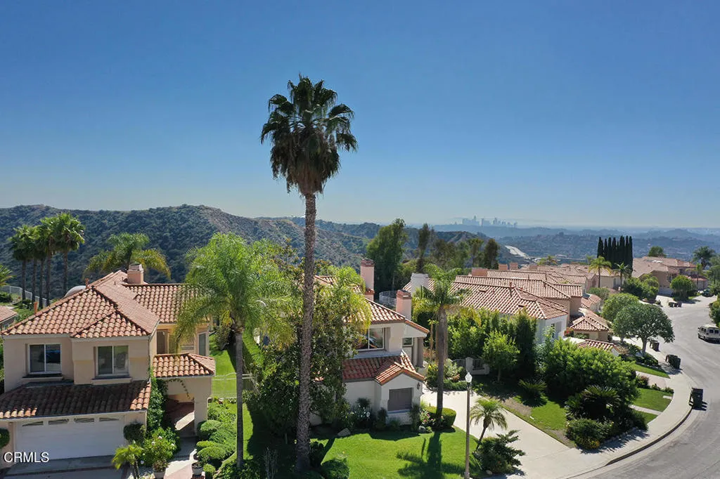 925 Calle Del Pacifico, Glendale, California 91208 home-pic-33