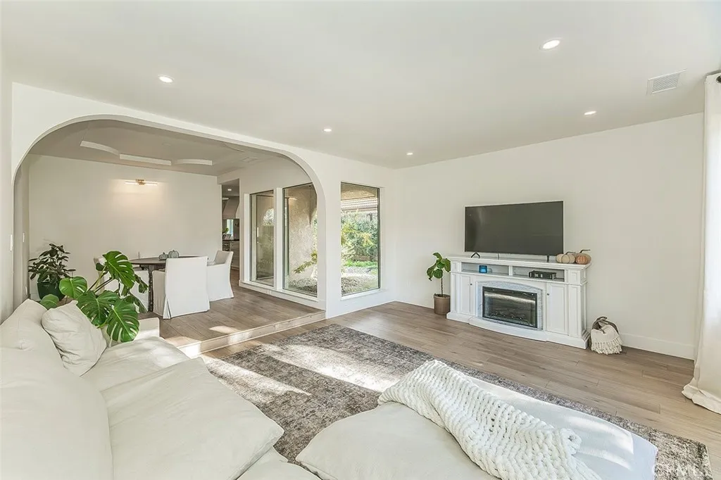 406 E Audubon Drive, Fresno, California 93720 home-pic-6