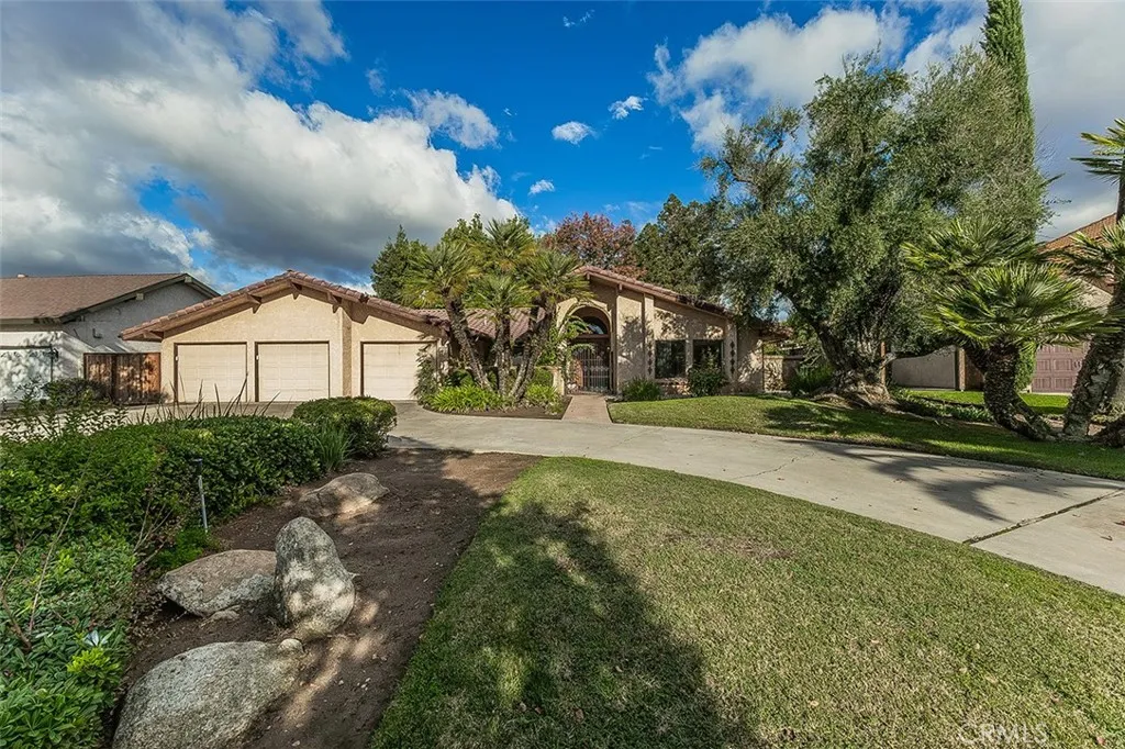 406 E Audubon Drive, Fresno, California 93720 home-pic-0