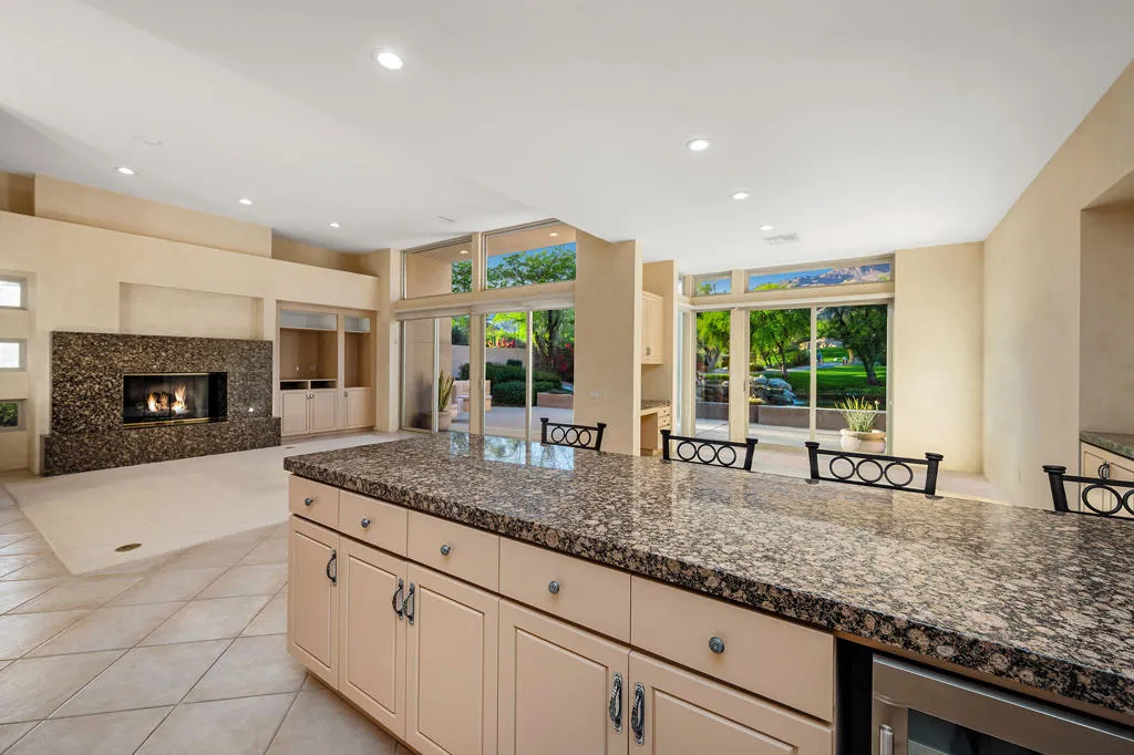 245 Kiva Court, Palm Desert, California 92260 home-pic-4