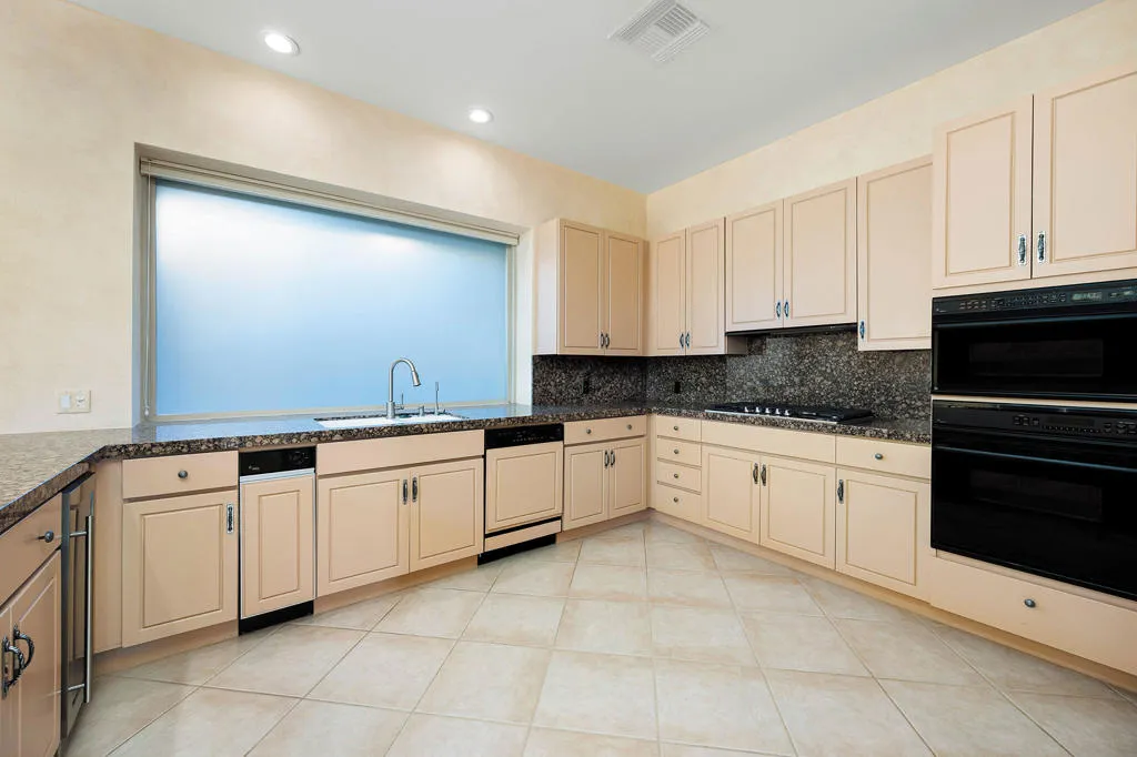245 Kiva Court, Palm Desert, California 92260 home-pic-6