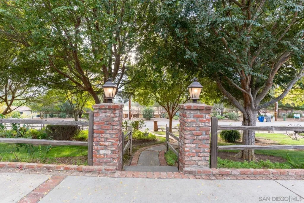 1609 Santa Margarita Drive, Fallbrook, California 92028 home-pic-37