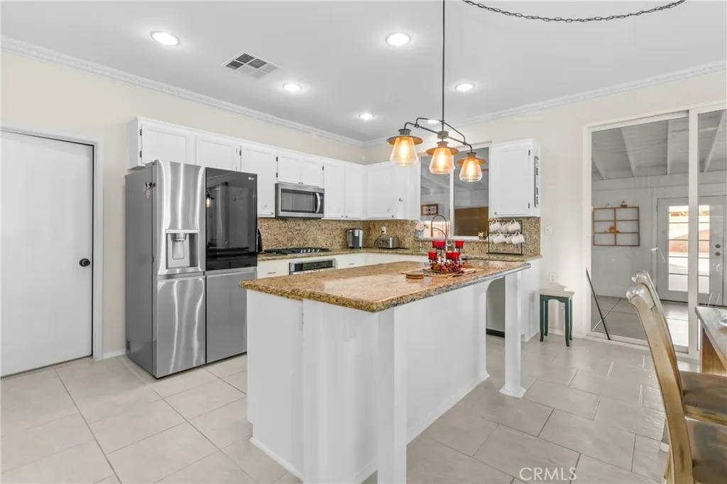 38122 37 Street E, Palmdale, California 93550 home-pic-9