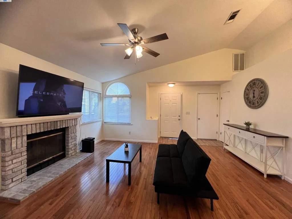 1824 Harding Ct, Antioch, California 94509 home-pic-3