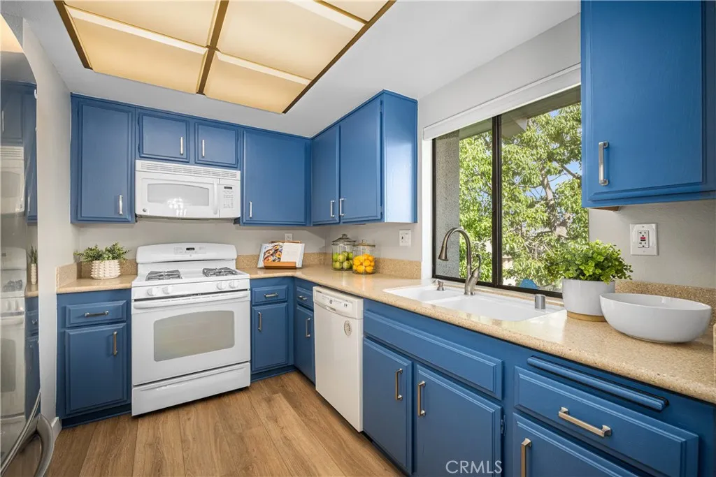 8777 Tulare Drive 411h, Huntington Beach, California 92646 home-pic-10