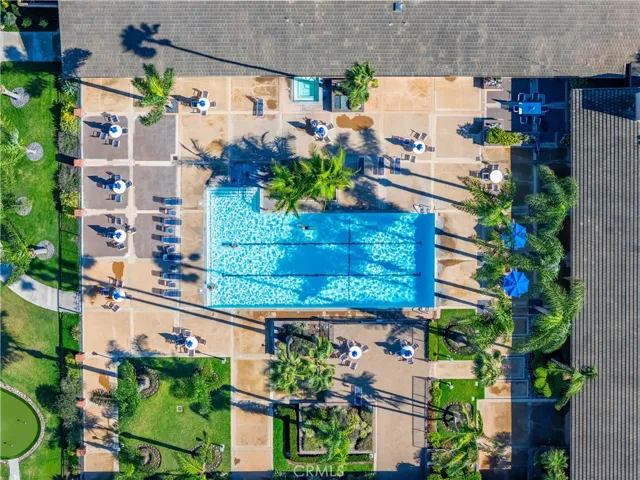 Resort-like Pool, Spa and Putting Green