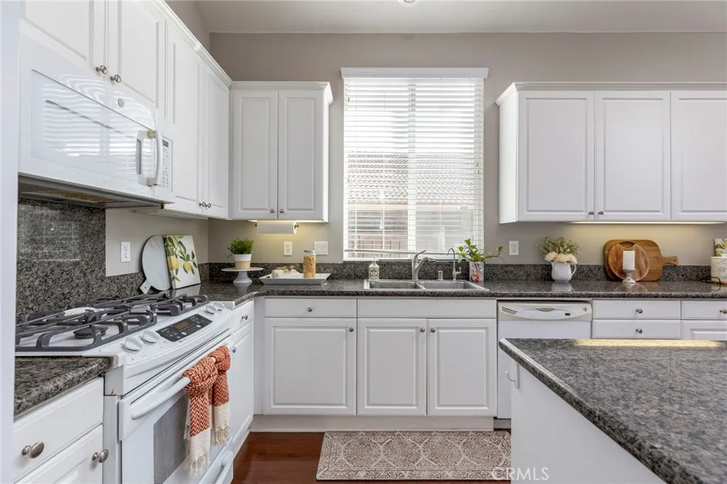 36205 Coffee Tree Place, Murrieta, California 92562 home-pic-9