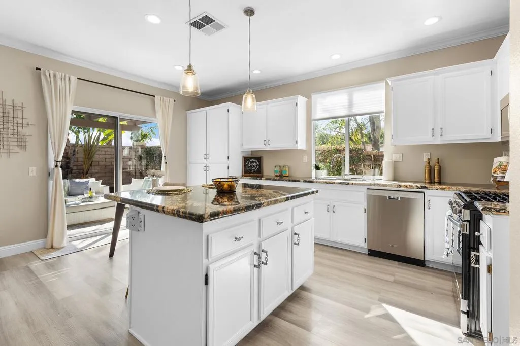 33451 Victoria Ct, Temecula, California 92592 home-pic-12