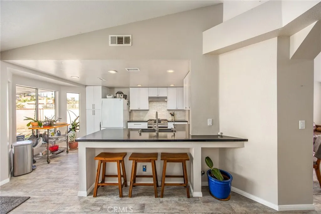 2201 Canyon, Colton, California 92324 home-pic-15