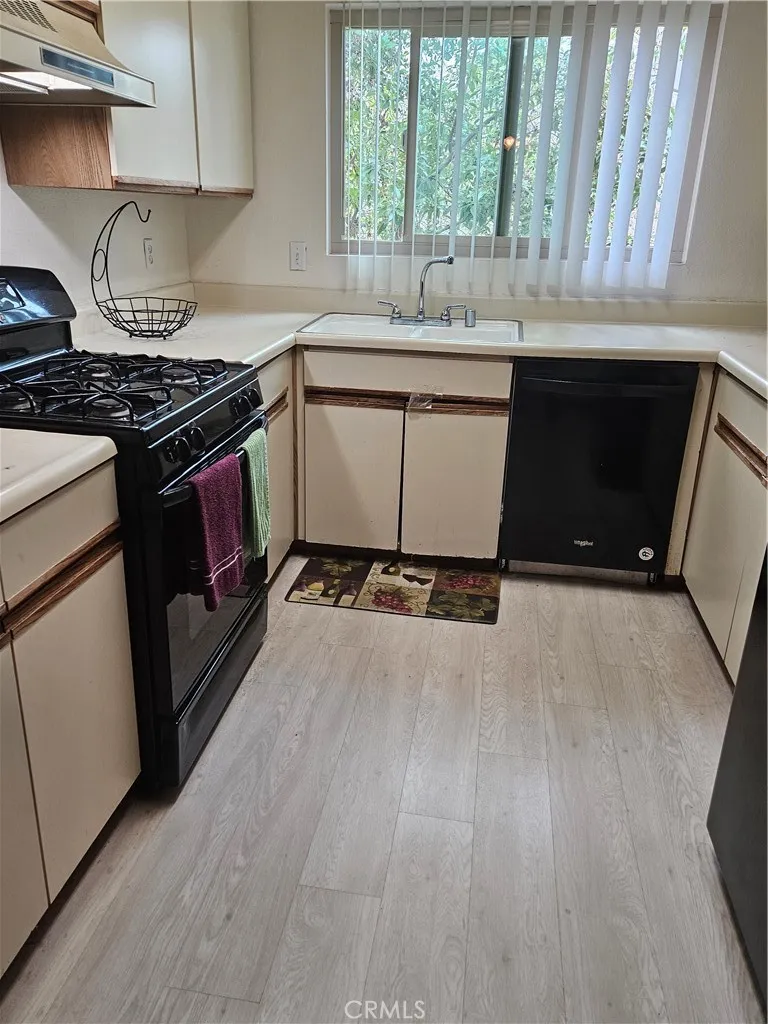 2410 N Towne Avenue 37, Pomona, California 91767 home-pic-11