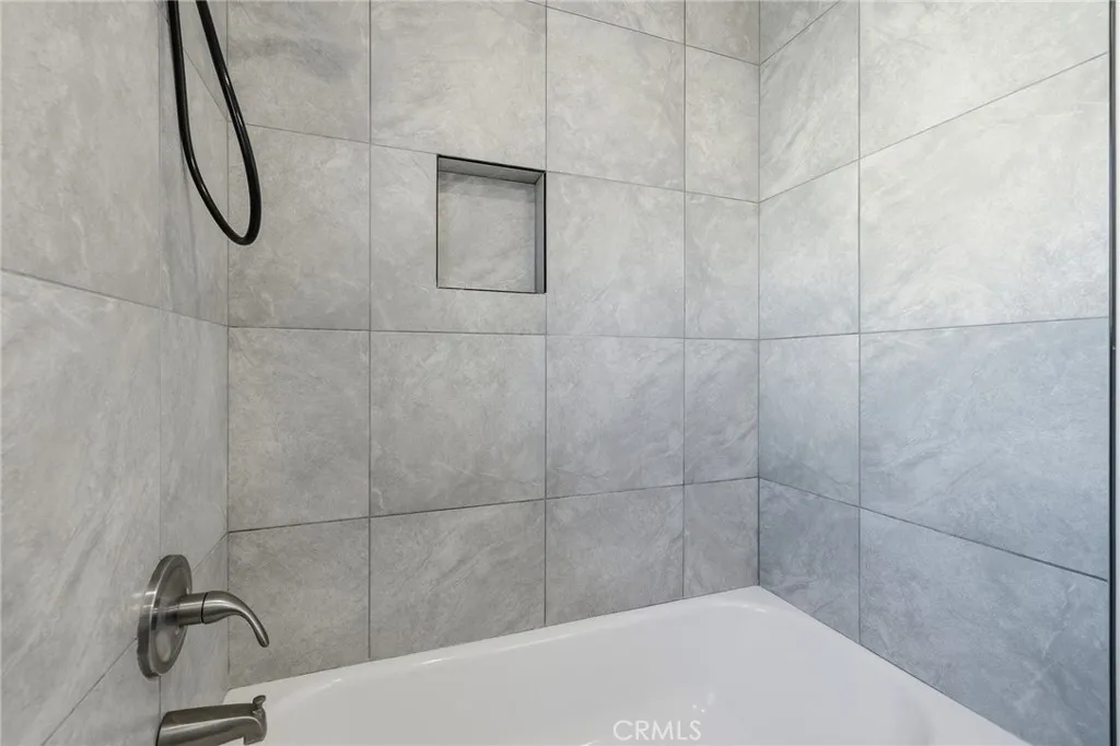 13567 Valerio Street F, Van Nuys, California 91405 home-pic-26