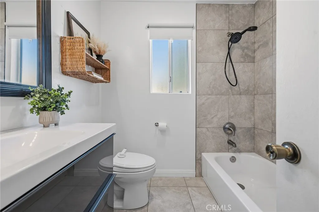 13567 Valerio Street F, Van Nuys, California 91405 home-pic-27