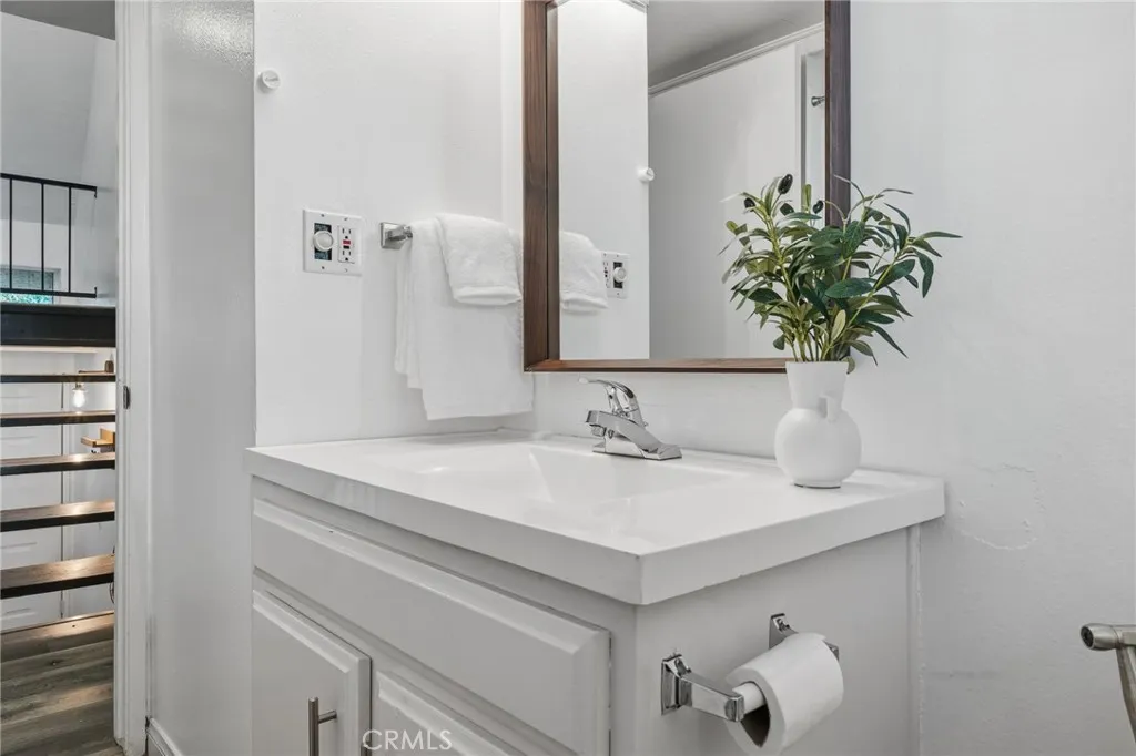 13567 Valerio Street F, Van Nuys, California 91405 home-pic-11