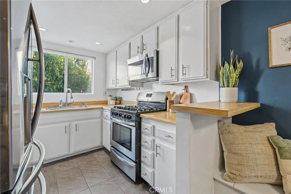 13567 Valerio Street F, Van Nuys, California 91405 home-pic-14
