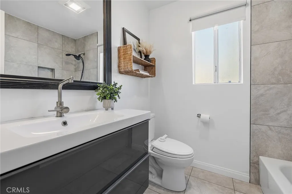 13567 Valerio Street F, Van Nuys, California 91405 home-pic-28