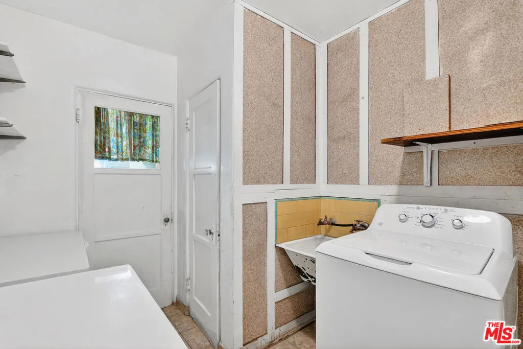 1653 S Orange Grove Avenue, Los Angeles, California 90019 home-pic-36