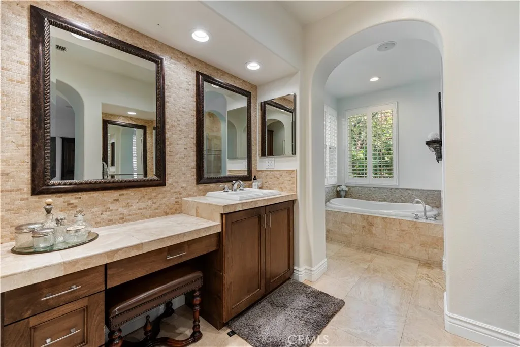 26101 Knoll Court, Valencia, California 91381 home-pic-23