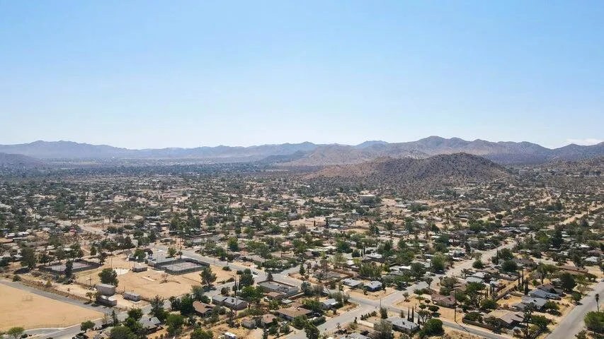 7562 Inca Trail, Yucca Valley, California 92284 home-pic-43
