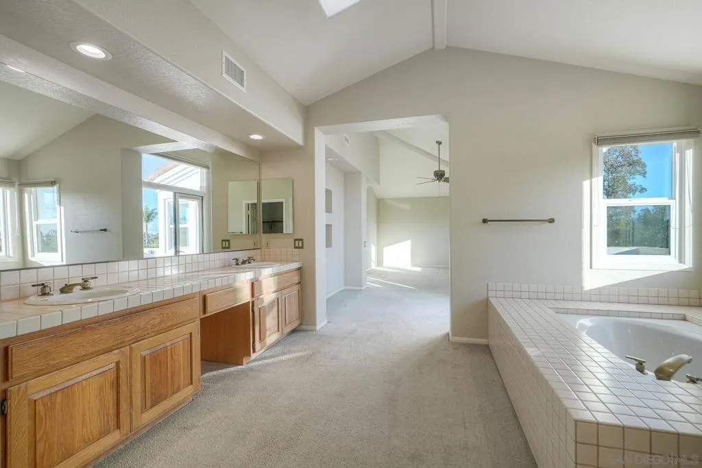 1930 Mountain Valley Lane, Escondido, California 92029 home-pic-24