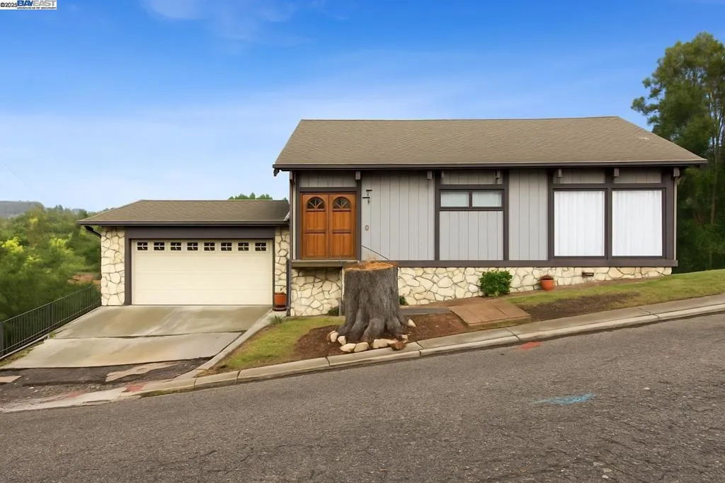 3660 Oak Knoll Blvd, Oakland, California 94605 home-pic-0