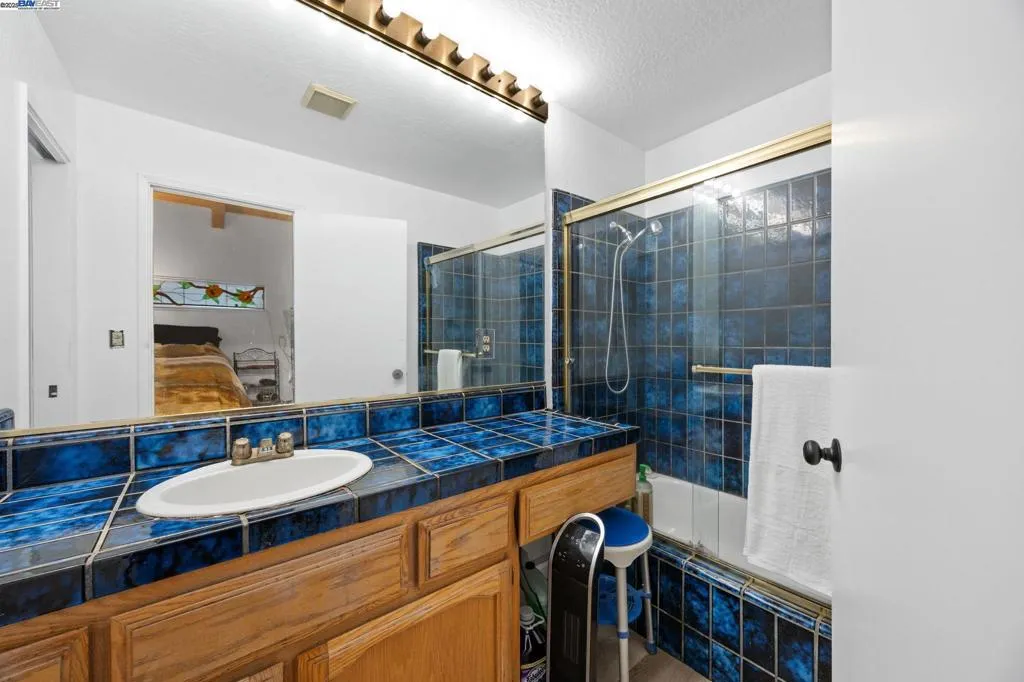 3660 Oak Knoll Blvd, Oakland, California 94605 home-pic-13