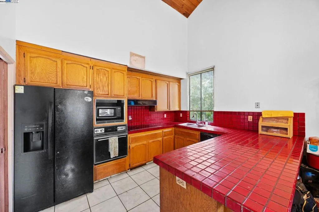 3660 Oak Knoll Blvd, Oakland, California 94605 home-pic-9
